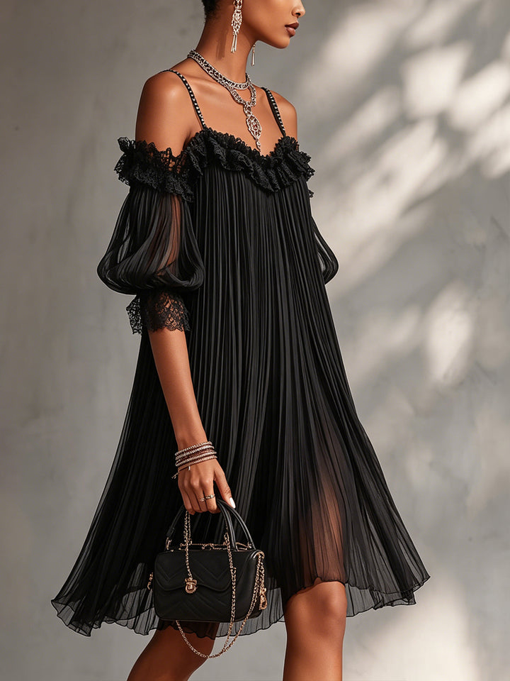 Vittoria - Mini robe noire en mousseline à épaules dénudées et bordure en dentelle