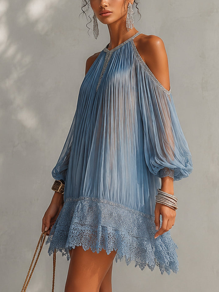 Celeste | Mini robe bleue épaules dénudées, froncée avec ourlet en dentelle