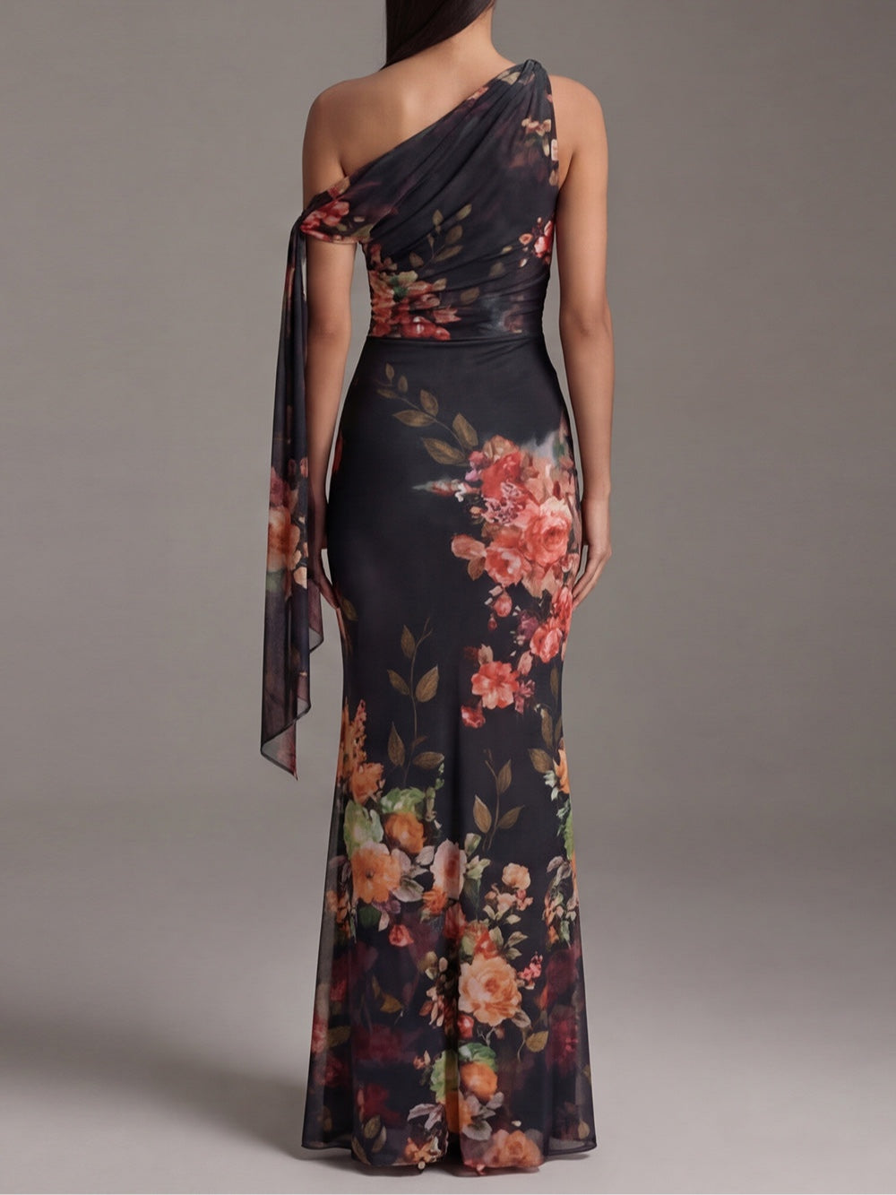 Robe longue plissée en mousseline imprimée à une épaule