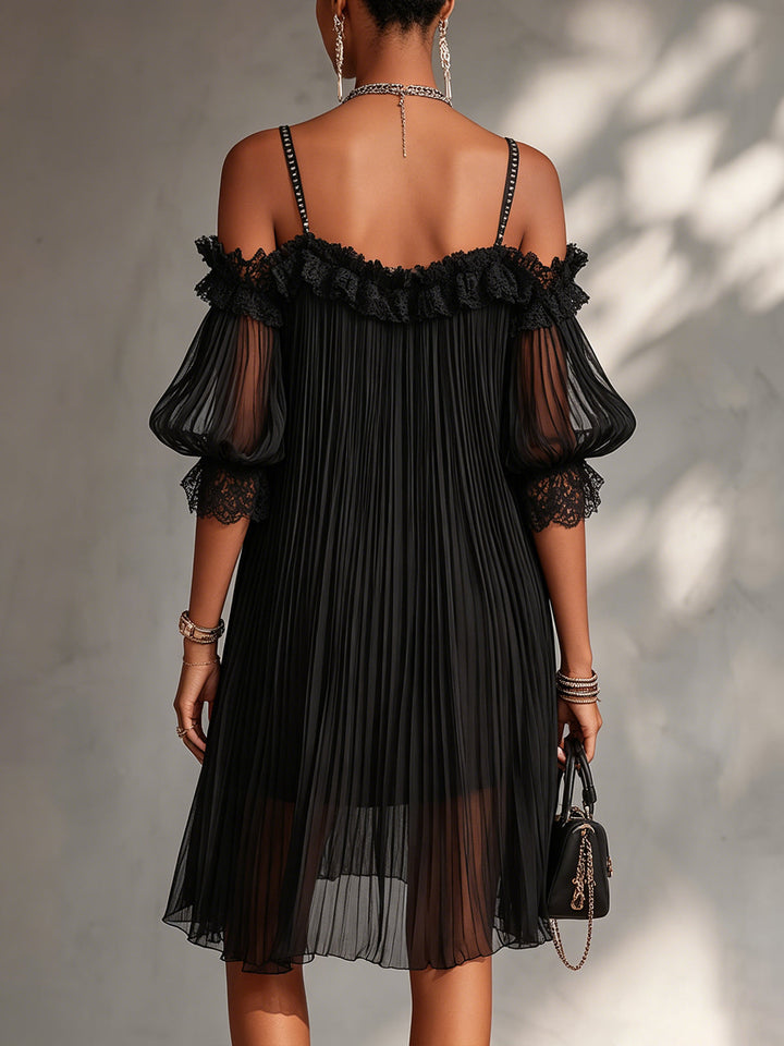 Vittoria | Mini robe noire en mousseline à épaules dénudées et bordure en dentelle
