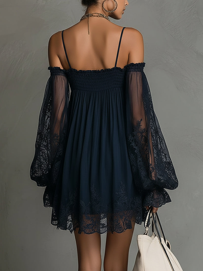 Noemi | Mini robe en mousseline bleu marine à épaules dénudées, dentelle et manches transparentes