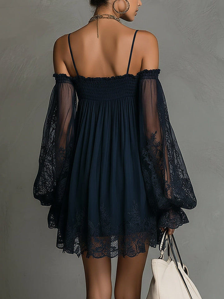 Noemi | Mini robe en mousseline bleu marine à épaules dénudées, dentelle et manches transparentes