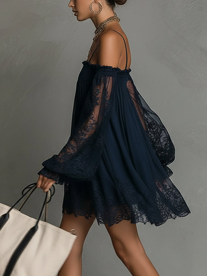 Noemi | Mini robe en mousseline bleu marine à épaules dénudées, dentelle et manches transparentes