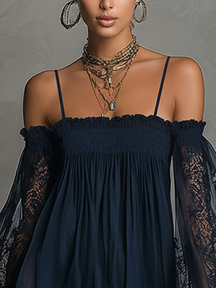 Noemi | Mini robe en mousseline bleu marine à épaules dénudées, dentelle et manches transparentes