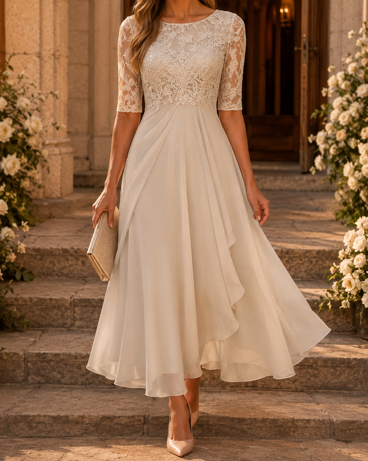 La Robe Midi Rose en Dentelle Flatteuse