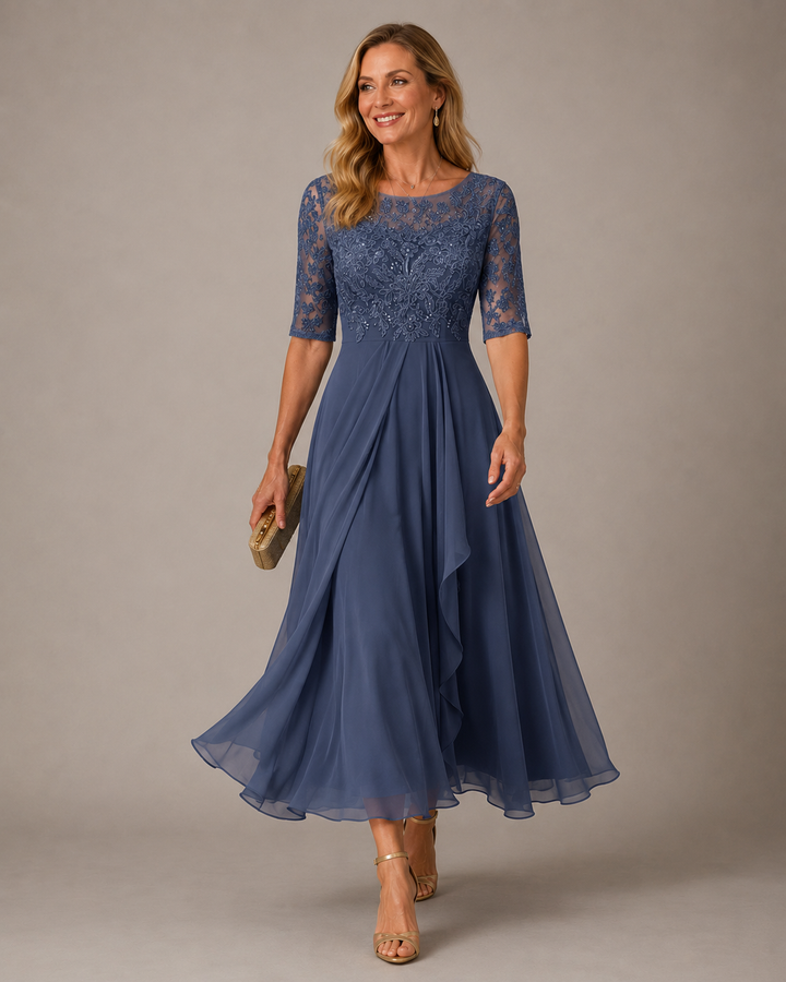 La Robe Midi Rose en Dentelle Flatteuse