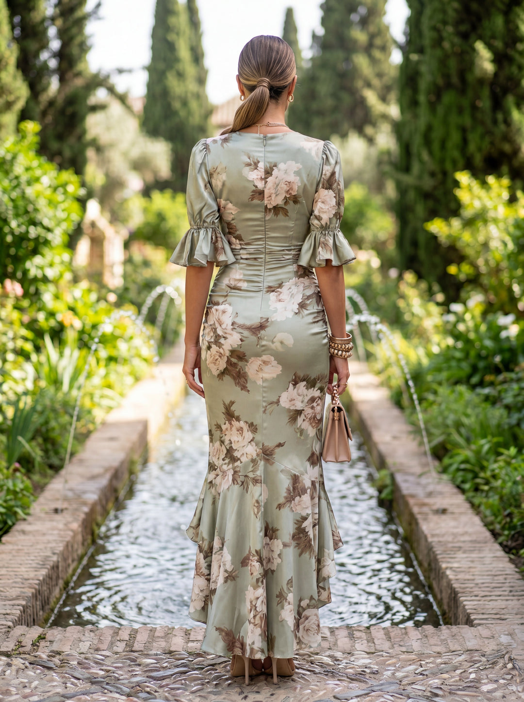 Ana - Robe longue asymétrique en satin vert avec décolleté en V