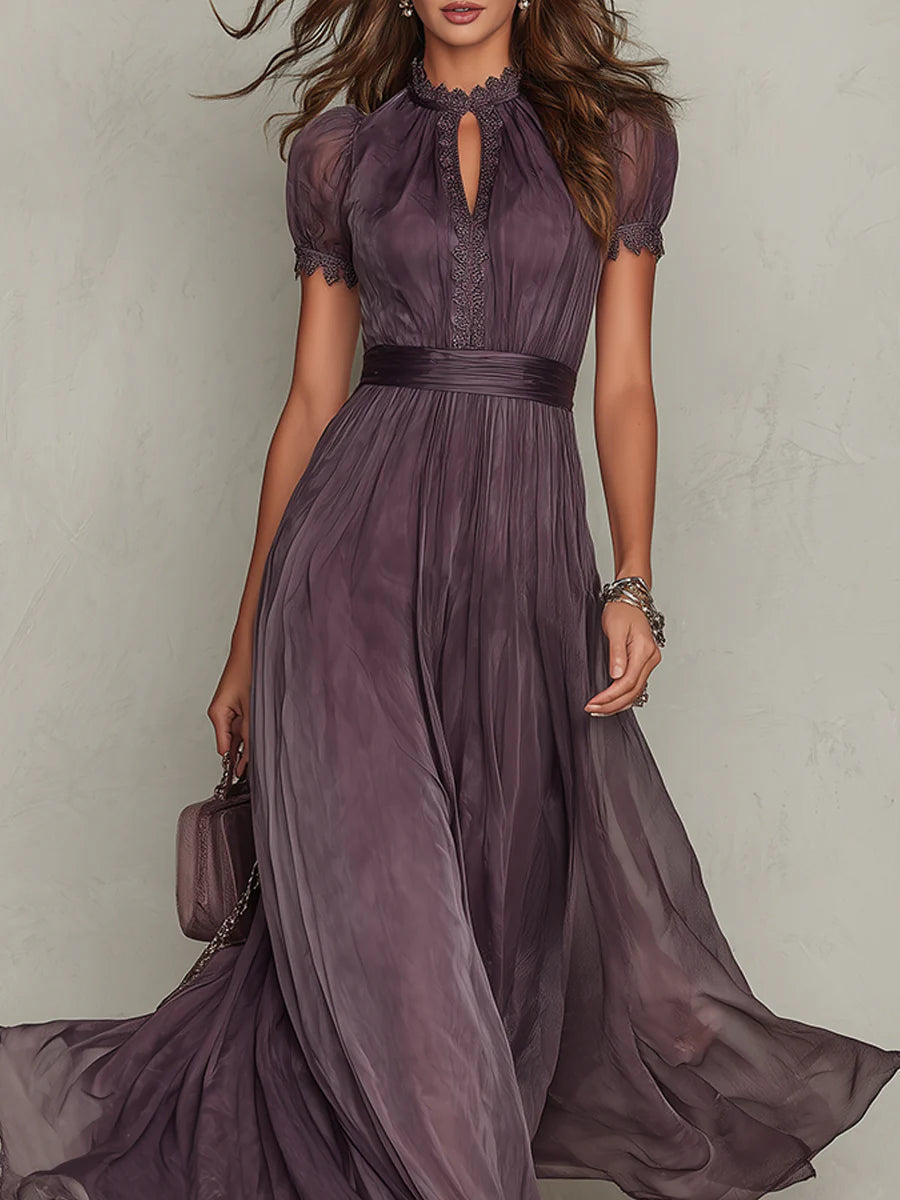 Robe longue violette en mousseline de soie à encolure en trou de serrure et bordure en dentelle