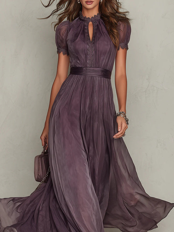 Robe longue violette en mousseline de soie à encolure en trou de serrure et bordure en dentelle