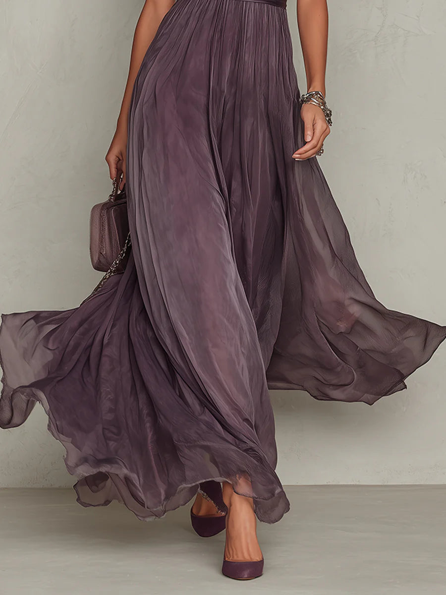Robe longue violette en mousseline de soie à encolure en trou de serrure et bordure en dentelle