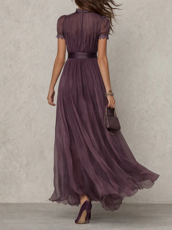 Robe longue violette en mousseline de soie à encolure en trou de serrure et bordure en dentelle
