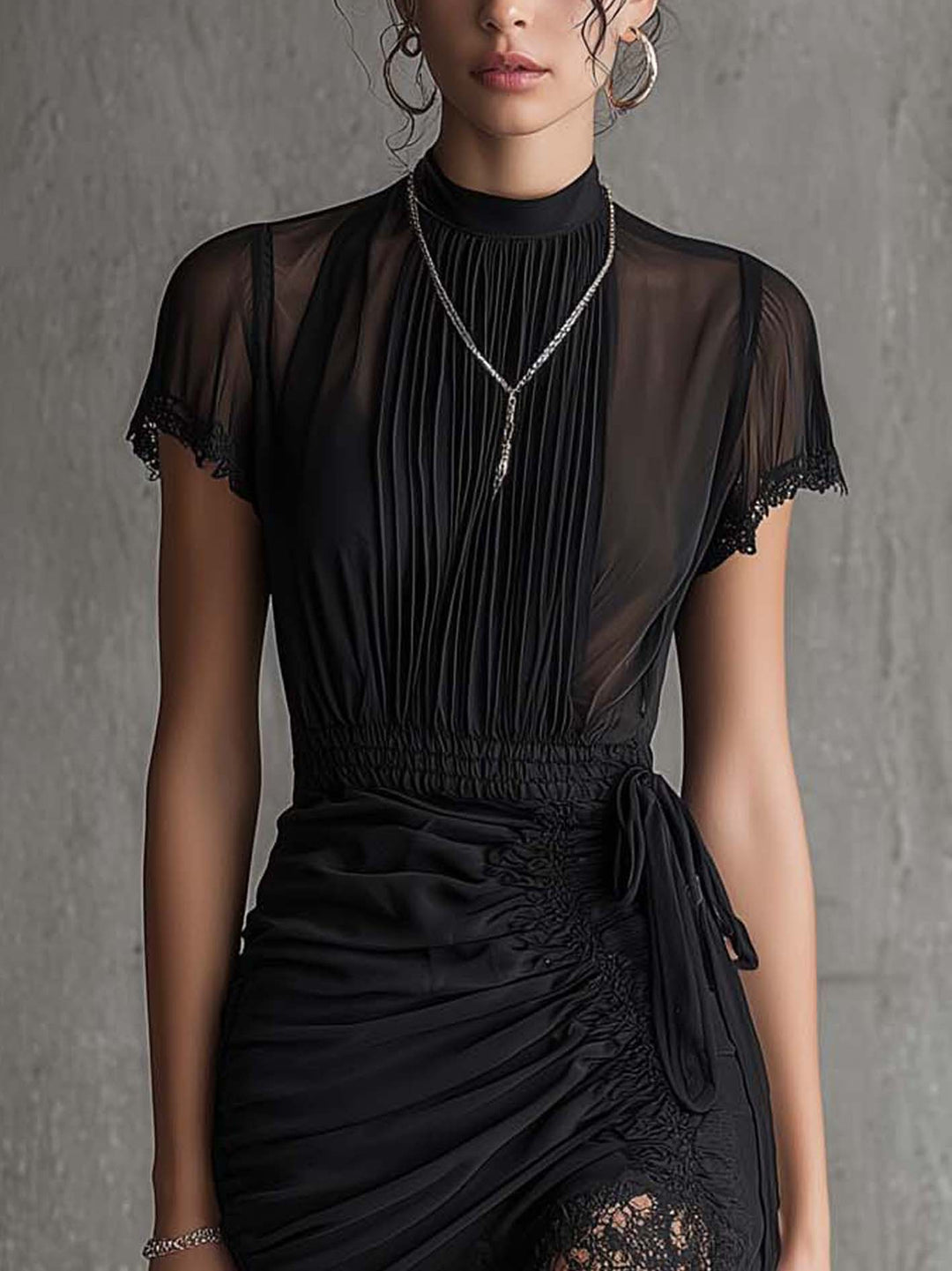 Robe courte en mousseline noire plissée à taille ornée de dentelle