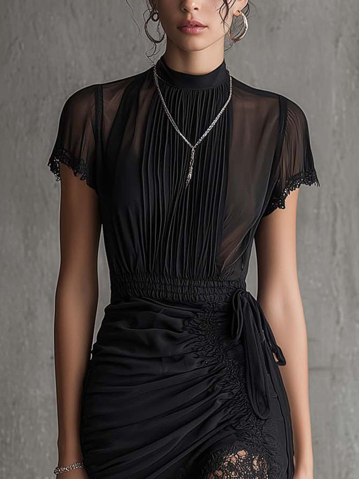 Robe courte en mousseline noire plissée à taille ornée de dentelle