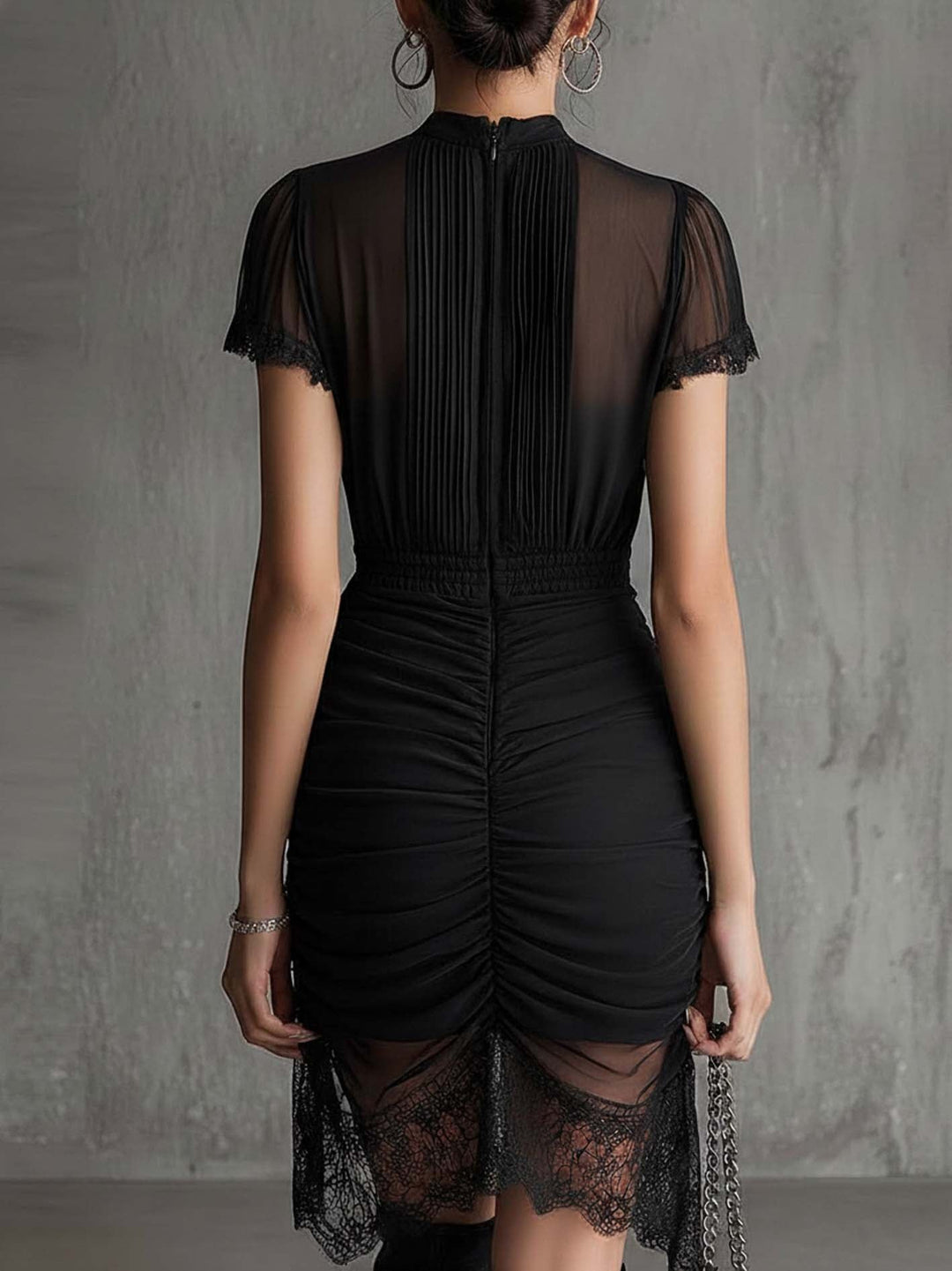 Robe courte en mousseline noire plissée à taille ornée de dentelle