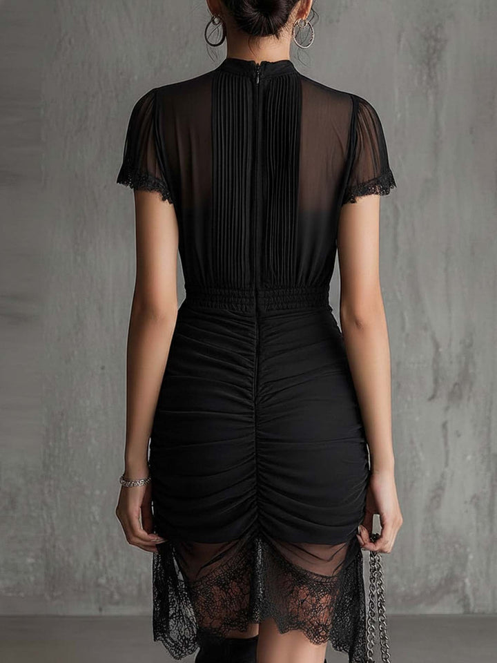 Robe courte en mousseline noire plissée à taille ornée de dentelle
