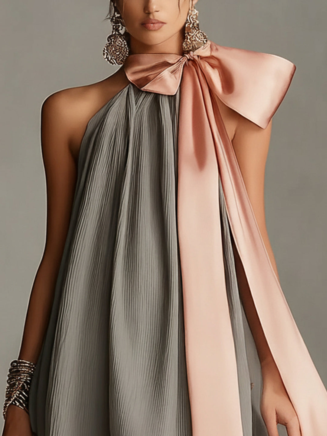 Beatrice - Mini robe grise en satin à nœud rose et dentelle