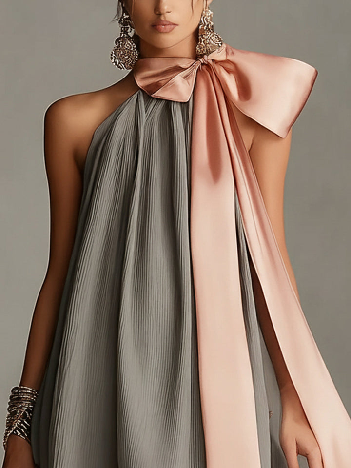 Beatrice | Mini robe grise en satin avec nœud rose et dentelle