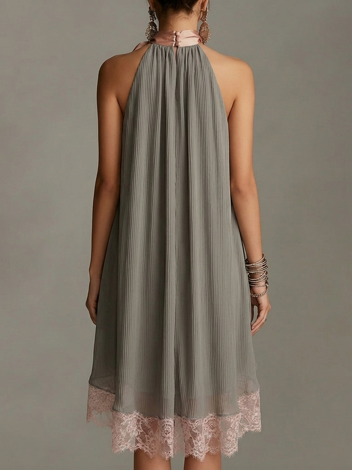 Beatrice - Mini robe grise en satin à nœud rose et dentelle