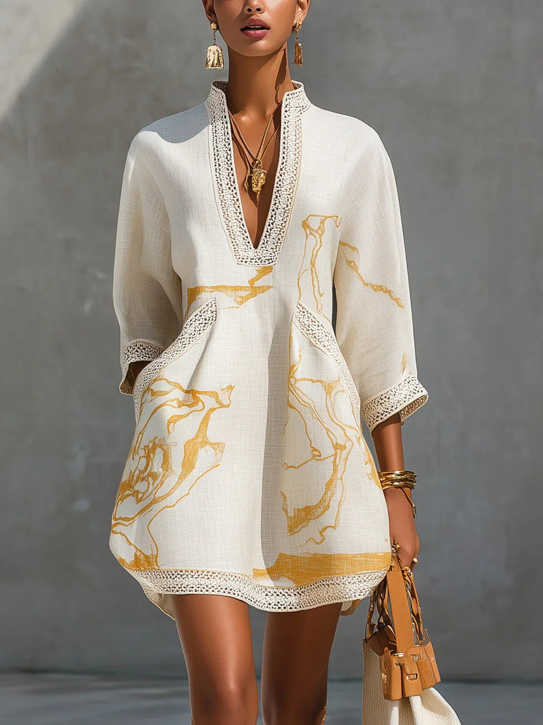 Donatella - Mini robe noire à imprimé marbré doré et dentelle crochet