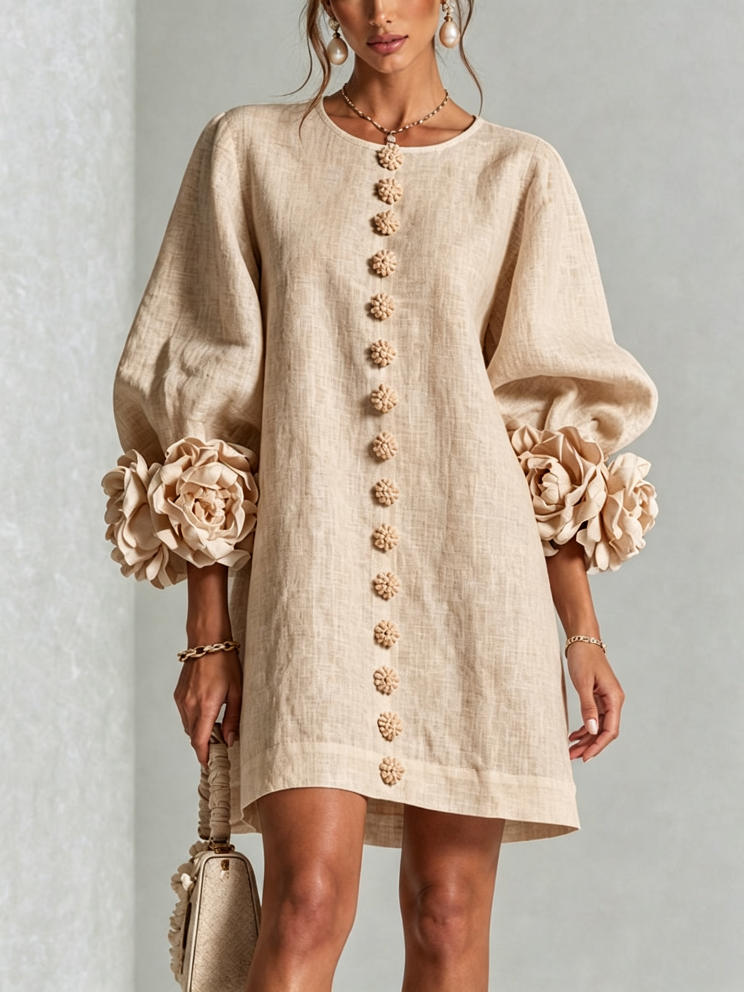 Robe Mini Blanche à Boutons Fleuris et Manches Fleuries Extravagantes