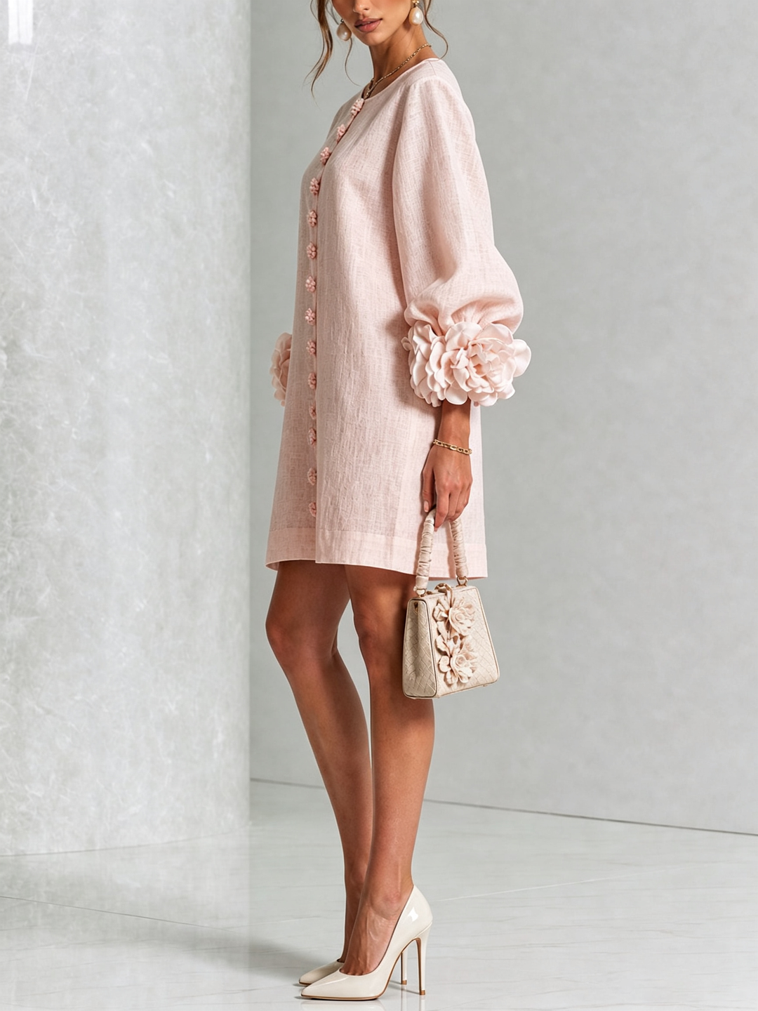 Robe Courte Boutonnée Fleurie aux Manchettes Florales Spectaculaires