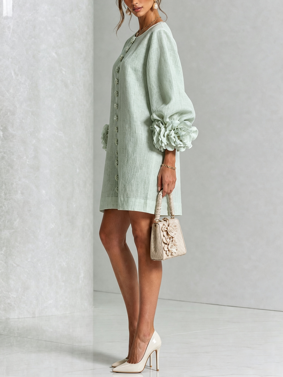 Robe Mini Blanche à Boutons Fleuris et Manches Fleuries Extravagantes