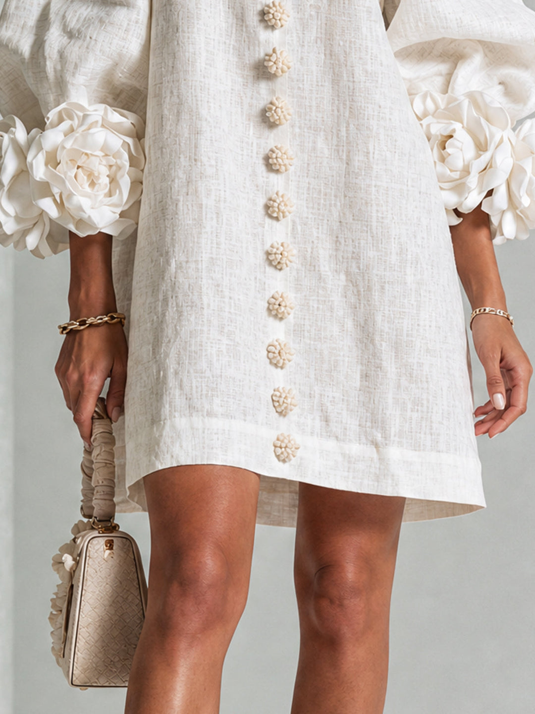 Robe Courte Boutonnée Fleurie aux Manchettes Florales Spectaculaires