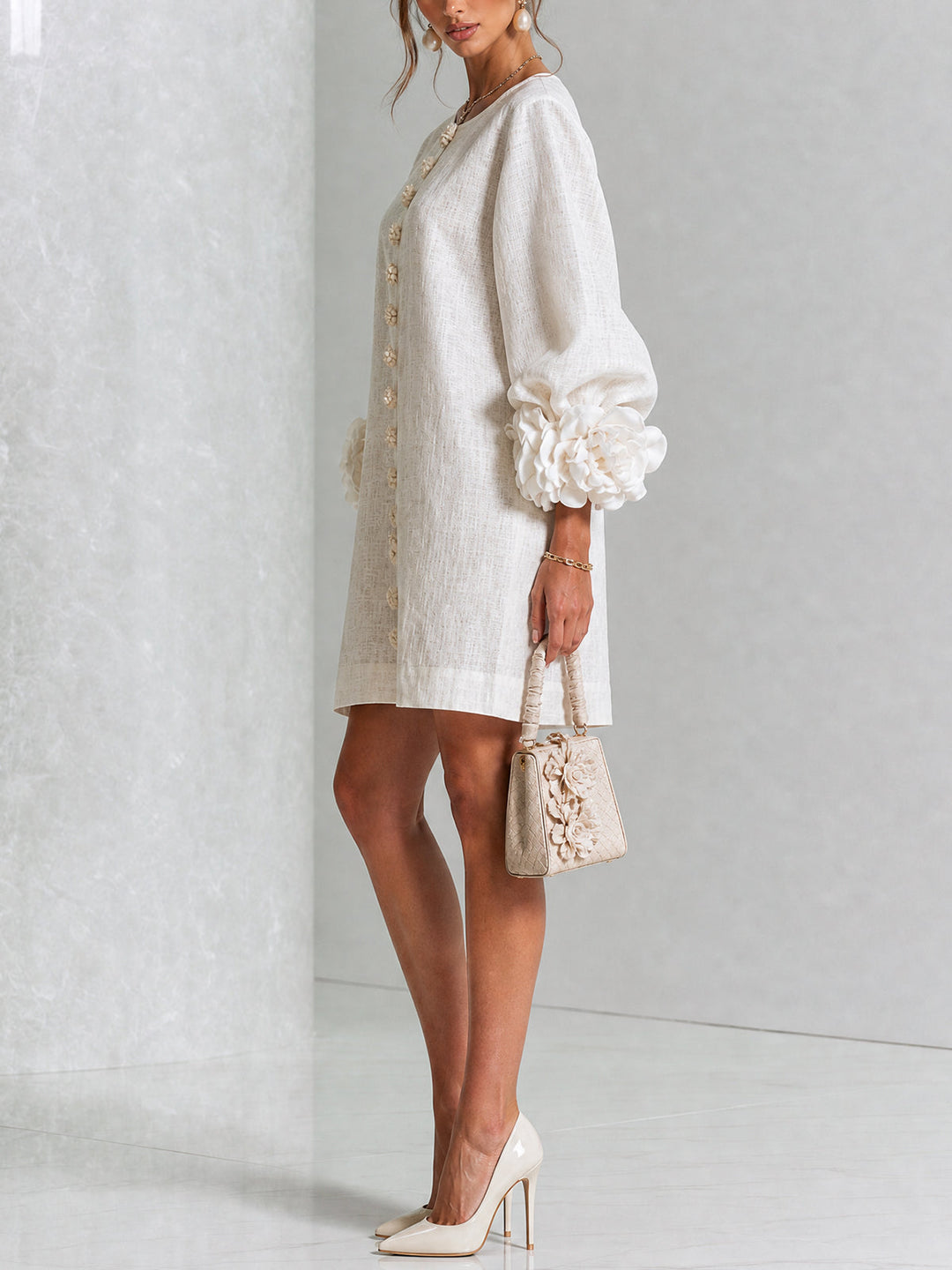 Robe Courte Boutonnée Fleurie aux Manchettes Florales Spectaculaires