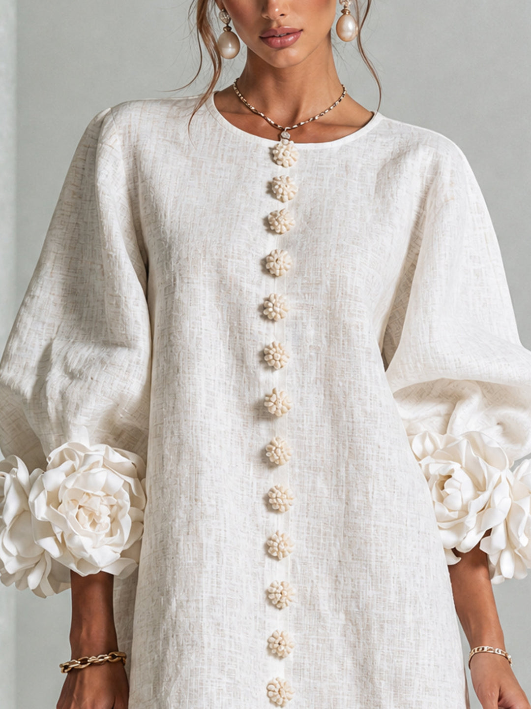 Robe Courte Boutonnée Fleurie aux Manchettes Florales Spectaculaires