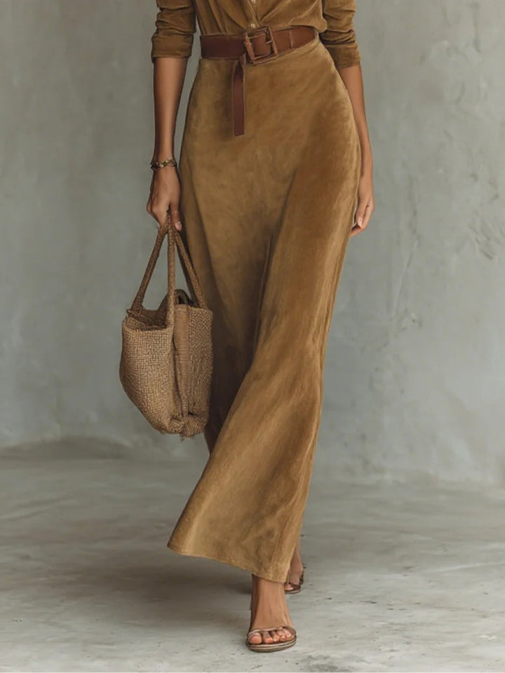 Robe longue en daim à col à revers et boutonnage simple