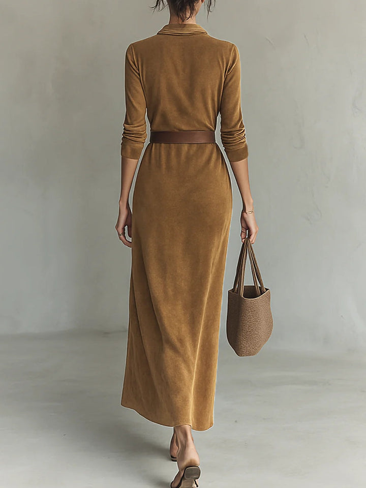 Robe longue en daim à col à revers et boutonnage simple