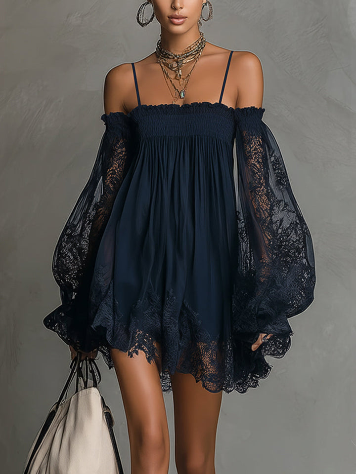 Noemi | Mini robe en mousseline bleu marine à épaules dénudées, dentelle et manches transparentes