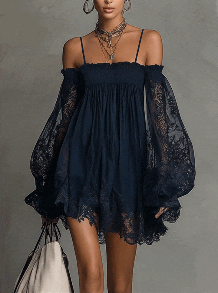Noemi | Mini robe en mousseline bleu marine à épaules dénudées, dentelle et manches transparentes