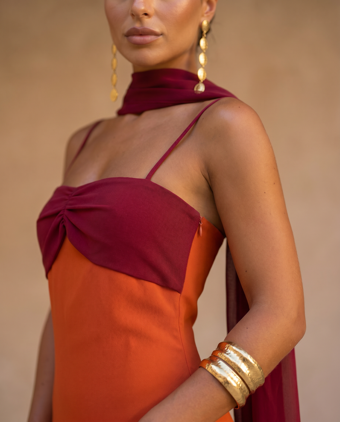 Zahara | Robe orange avec décolleté rouge